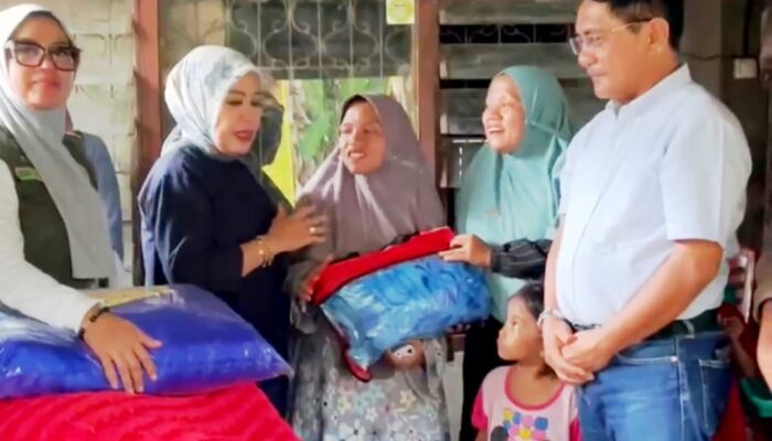 Bupati JKA Terharu Semangat Rini, Si Yatim Piatu yang Berjuang Sendiri Selesaikan Kuliah