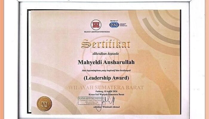 Gubernur Mahyeldi Terima Penghargaan “Leadership Award” dari IAI Sumbar