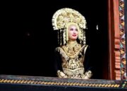 Mendadak Model! Menteri Pariwisata Tampil Cantik Pakai Suntiang, Promosikan Istano Pagaruyuang