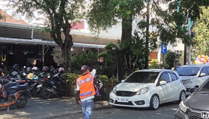 Stop Parkir Ilegal! Wisatawan ke Kota Padang Diminta Bayar ke Petugas Resmi, Gangguan Lapor 112