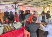 Meski Hujan, Warga Dharmasraya Ramai Berburu Sembako di Pasar Murah Koto Baru