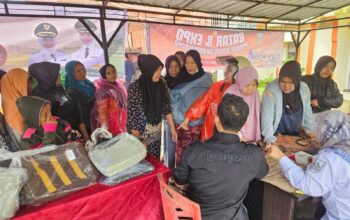 Meski Hujan, Warga Dharmasraya Ramai Berburu Sembako di Pasar Murah Koto Baru