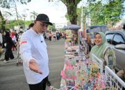 Senyum Sumringah Pedagang Kecil Saat Acara Jalan Santai GEBU Minang di CFD Kota Padang