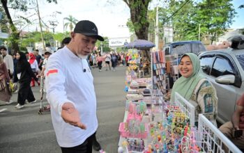 Senyum Sumringah Pedagang Kecil Saat Acara Jalan Santai GEBU Minang di CFD Kota Padang