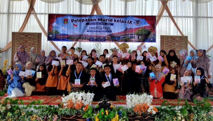 Penuh Haru! Pelepasan Siswa SMPN 2 Bukittinggi Disertai Lounching Buku dan Majalah Digital