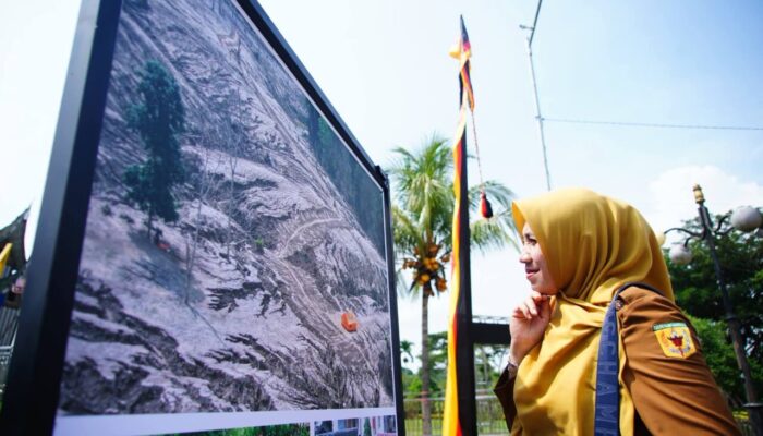 Beragam Foto Peristiwa Pulau Sumatera Luluh-Lantak Dipamerkan di Halaman Istano Basa Pagaruyung