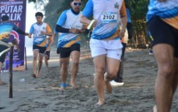 Seru! Ribuan Pelari Daerah dan Mancanegara Taklukan Tantangan Pasir Pantai Katapiang