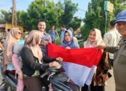 Dapat Jatah dari Pemda, Warga Dharmasraya Sambut HUT RI dengan Bendera Baru