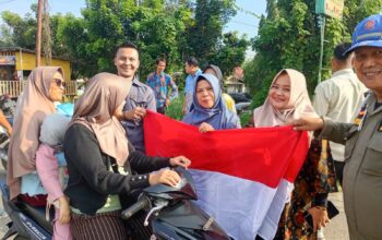Dapat Jatah dari Pemda, Warga Dharmasraya Sambut HUT RI dengan Bendera Baru