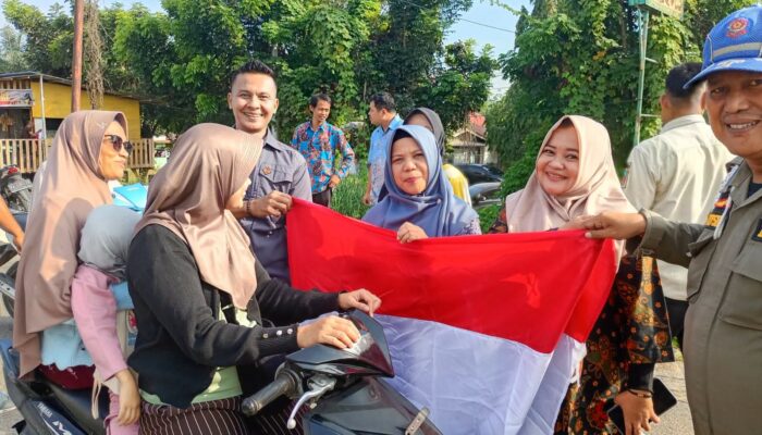 Dapat Jatah dari Pemda, Warga Dharmasraya Sambut HUT RI dengan Bendera Baru