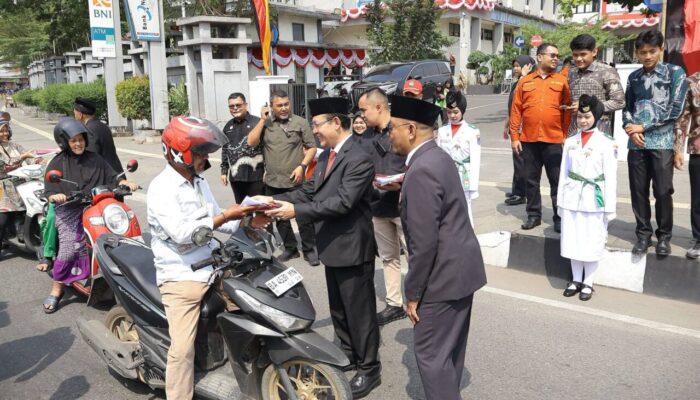 Walikota Zulmaeta Turun ke Jalan Bagikan Ratusan Bendera Merah Putih Kepada Warga
