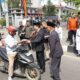 Walikota Zulmaeta Turun ke Jalan Bagikan Ratusan Bendera Merah Putih Kepada Warga