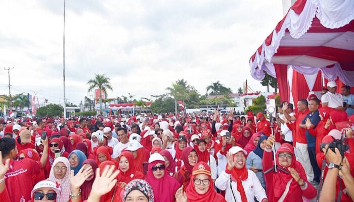Jalan Protokol Kota Pariaman “Memerah” saat Ribuan Warga Ikuti Jalan Sehat 17 Agustus