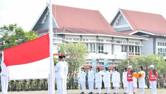 Upacara 17 Agustus di Balaikota Padang Khidmat, Walikota dan Pejabat Daerah Berpakaian Adat