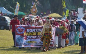 Semangat Arek Suroboyo Meriahkan Pawai Kemerdekaan 17 Agustus di Tiumang Dharmasraya