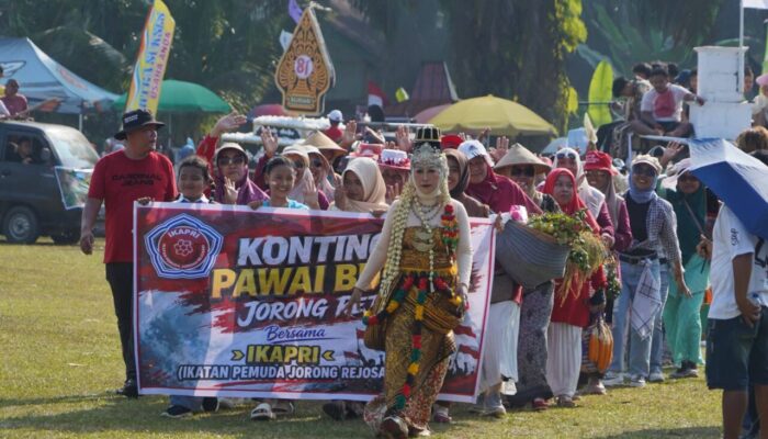 Semangat Arek Suroboyo Meriahkan Pawai Kemerdekaan 17 Agustus di Tiumang Dharmasraya