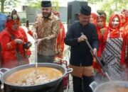 Bantu Korban Gempa, Bundo Kanduang Sumbar Masak 5 Ton Rendang Dikirim ke NTT