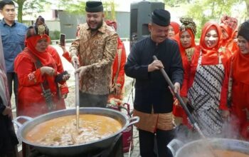 Bantu Korban Gempa, Bundo Kanduang Sumbar Masak 5 Ton Rendang Dikirim ke NTT