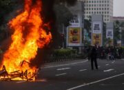 Massa Ricuh dengan Aparat! 2 Sepeda Motor Diduga Milik Intel Dibakar di Pos Polisi Pejompongan