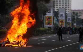 Massa Ricuh dengan Aparat! 2 Sepeda Motor Diduga Milik Intel Dibakar di Pos Polisi Pejompongan