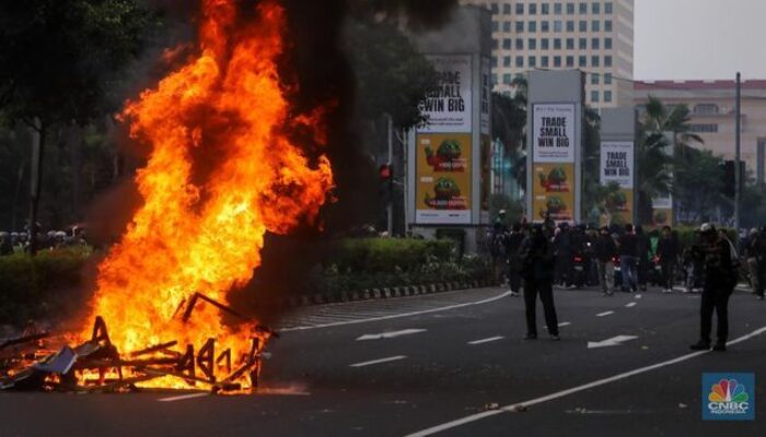 Massa Ricuh dengan Aparat! 2 Sepeda Motor Diduga Milik Intel Dibakar di Pos Polisi Pejompongan