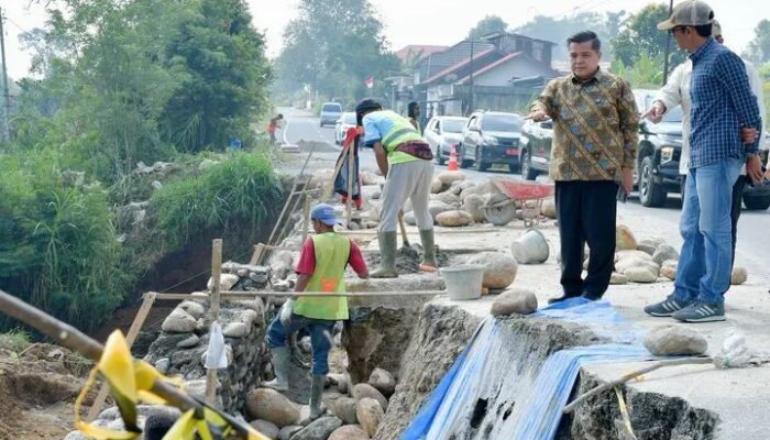 Tinjau Proyek Rehab Pascabencana, Bupati Agam Pastikan Pembangunan Berjalan Lancar!